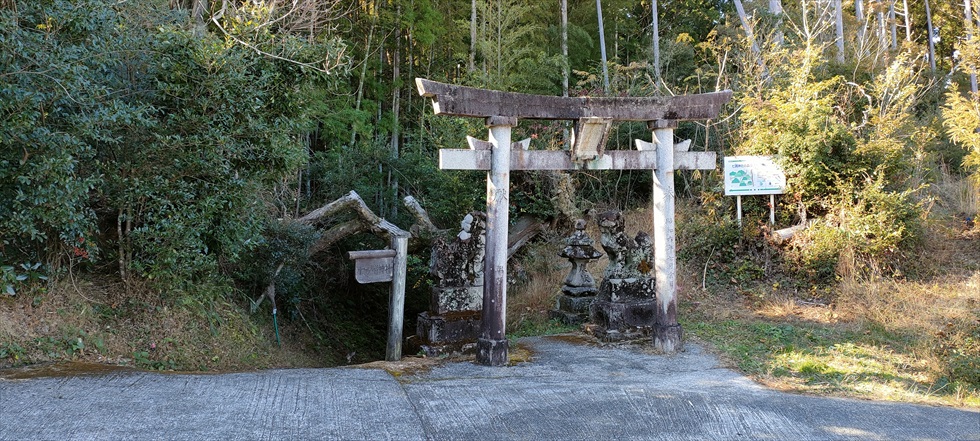 七ツ渕神社（遊歩道入り口１）