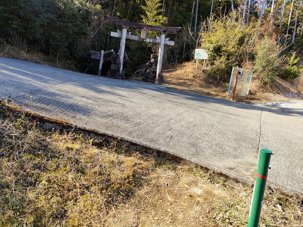 七ツ渕神社へのトレッキング（登山道３５）