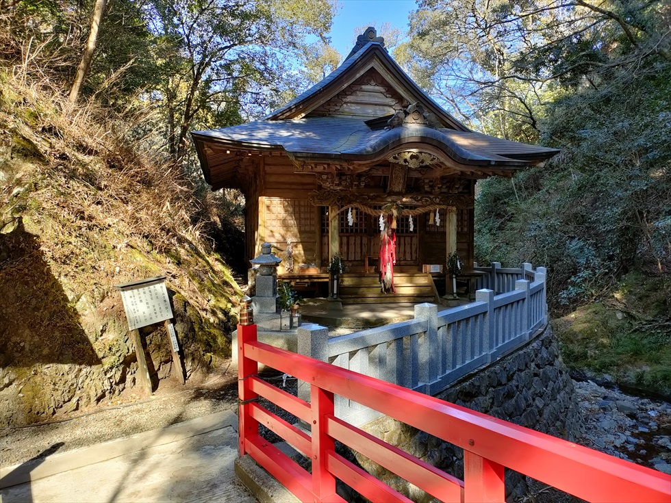 七ツ渕神社へのトレッキング（登山道５３）